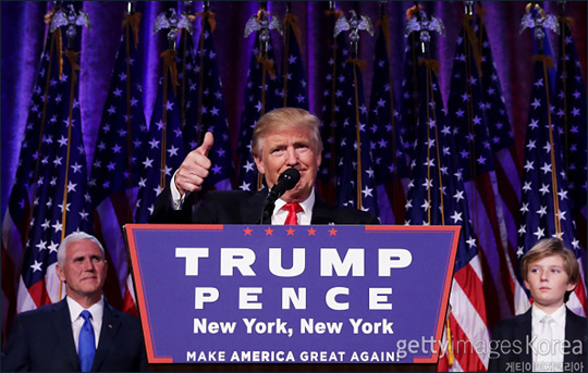 지난 9일 새벽(현지시각) 도널드 트럼프 공화당 후보가 제45대 미국 대통령에 당선된 후 뉴욕 힐튼 미드타운 호텔에서 수락 연설을 하고 있는 모습. ⓒ게티이미지코리아
