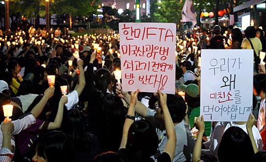 다음 카페 ´이명박 탄핵을 위한 범국민운동본부´ 소속 1만여명의 회원들이 2008년5월2일 저녁 청계천 광장에 모여 촛불문화제를 열고 있다. ⓒ데일리안 박항구 기자