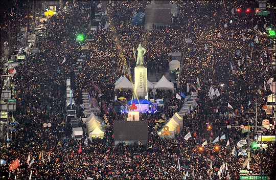 26일 저녁 서울 광화문광장 일대에서 열린 박근혜 대통령의 퇴진을 요구하는 '5차 범국민행동 촛불집회'에 참가한 시민들이 촛불을 들고 박근혜 대통령의 퇴진을 요구하고 있다. ⓒ사진공동취재단