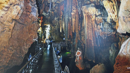 천연기념물 제 155호인 성류굴 내부. 전체 길이가 870m이고, 이중 270m가 개방되어 있다.ⓒ조남대