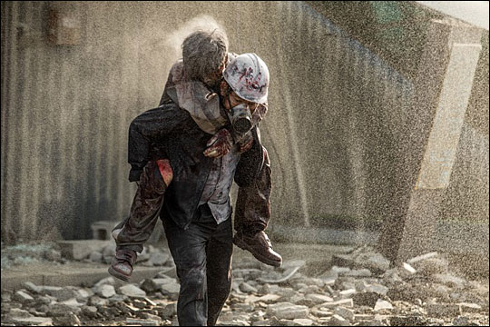 국내 최초 원전 블록버스터 '판도라'는 지진으로 인해 발생한 대한민국 초유의 재난 속에서 가족을 지키기 위해 사투를 벌이는 평범한 사람들의 이야기다.ⓒ뉴