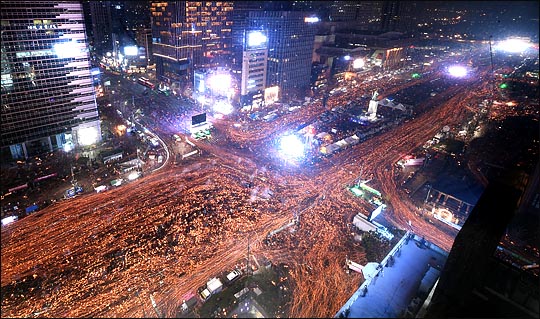 11월 26일 저녁 촛불집회에 참석한 시민들이 서울 광화문광장에서 촛불을 들고 청와대 방향으로 행진하고 있다. ⓒ사진공동취재단