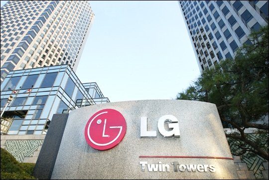 1일과 2일 양일간에 걸쳐 단행된 LG그룹과 주요 계열사 임원 인사는 '발탁·책임·성과'라는 3가지 키워드로 요약된다. 사진은 서울 여의도 LG트윈타워 전경.ⓒLG 