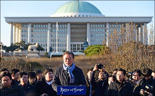 문재인 더불어민주당 전 대표가 2일 국회 앞에서 '국민이 이깁니다'라는 제목으로 박근혜 대통령 탄핵소추안의 국회 가결을 촉구하는 현장 연설을 하고 있다. ⓒ데일리안
