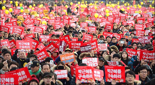 박근혜 대통령의 퇴진을 요구하는 6차 범국민행동 촛불집회가 열린 3일 오후 서울 광화문 광장에 모인  시민들이 박 대통령의 퇴진을 요구하며 구호를 외치고 있다. ⓒ사진공동취재단