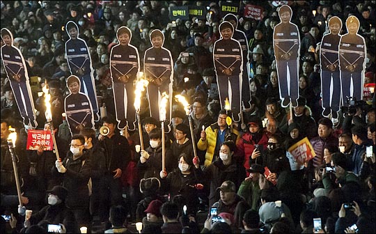 박근혜 대통령의 퇴진을 요구하는  '촛불의 선전포고-박근혜 즉각 퇴진의 날' 6차 범국민행동 촛불집회가 열린 3일 저녁 서울 종로구 청운동주민센터 앞에서 시민들이 박근혜 대통령을 풍자한 피켓을 들고 청와대로 행진하고 있다. ⓒ사진공동취재단