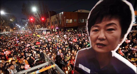 박근혜 대통령의 퇴진을 요구하는  '촛불의 선전포고-박근혜 즉각 퇴진의 날' 6차 범국민행동 촛불집회가 열린 3일 저녁 시민들이 촛불을 들고 청와대를 향해 행진하고 있다. ⓒ사진공동취재단