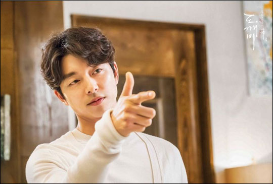 배우 공유가 tvN '도깨비'에서 김신 역을 맡아 인기를 얻고 있다.ⓒtvN