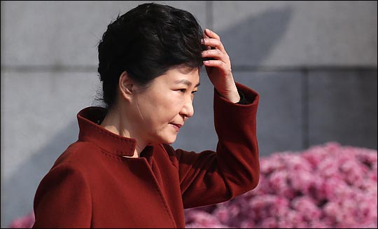 박근혜 대통령이 지난 11월 8일 정국 해법 논의를 위해 정세균 국회의장과의 회동을 마치고 국회를 나오고 있다.ⓒ데일리안