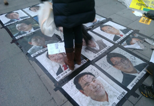 10일 오후 서울 광화문 인근 거리에 새누리당 친박계 의원들의 얼굴이 담긴 포스터가 시민들의 발에 짓밟히고 있다. ⓒ데일리안 문대현 기자
