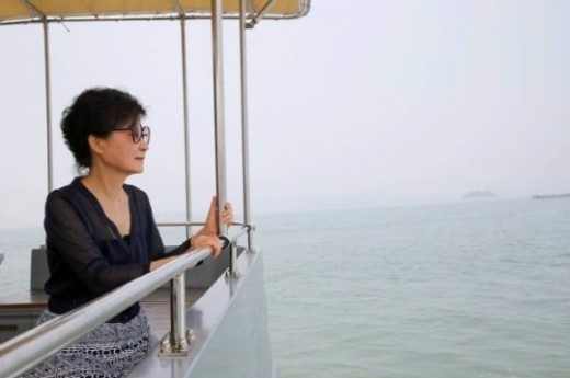 박근혜 대통령이 2013년 7월 29일 여름휴가지인 경남 거제시 저도로 가는 배편에서 바다를 바라보고 있다.ⓒ청와대
