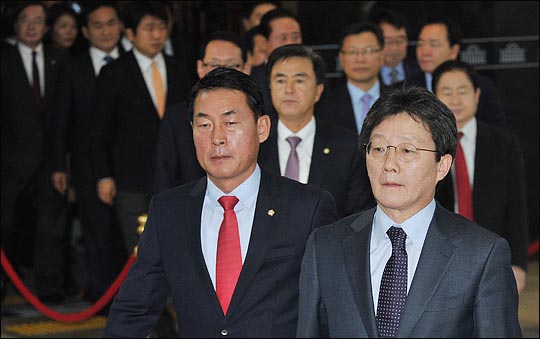 9일 열린 국회 본회의에서 박근혜 대통령 탄핵소추안이 가결된후 유승민, 황영철 등 새누리당 의원들이 본회의장에서 퇴장하고 있다. ⓒ사진공동취재단 
