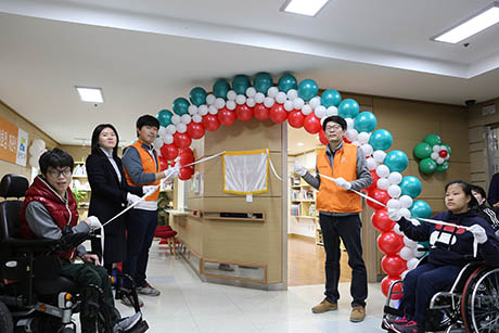 한화건설 봉사단과 관계자들이 경기도 광주 SRC보듬터에서 꿈에그린 도서관 60호점 개관을 축하하고 있다. ⓒ한화건설