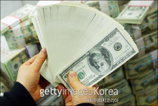 한국 은행가의 한 직원이 미국 달러 지폐를 펼쳐보고 있다. ⓒ게티이미지코리아