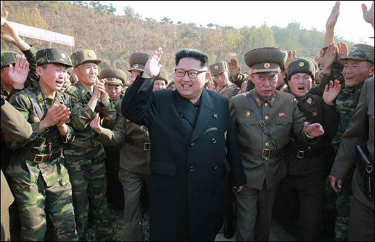 2011년 말 아버지 김정일의 뒤를 이어 집권한 김정은 북한 노동당 위원장이 지난 5년간 340명에 달하는 간부와 주민을 숙청했다는 집계가 나왔다. 사진은 김정은의 군부대 시찰 모습. 노동신문 캡처.