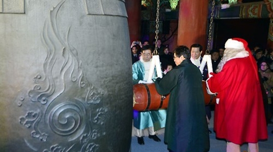 지난 1월 1일 서울 종로구 보신각에서 열린 '제야의 종 타종' 행사에서 시민대표들이 타종을 하고있는 장면. ⓒ연합뉴스