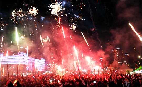 31일 저녁 서울 광화문 광장에서 열린 '박근혜 대통령을 보내고 새해를 맞는다는 의미의 송박영신' 10차 촛불집회에서 시민들이 촛불집회 1000만명 돌파를 자축하며 폭죽을 쏘아 올리고 있다.  ⓒ데일리안 박항구 기자