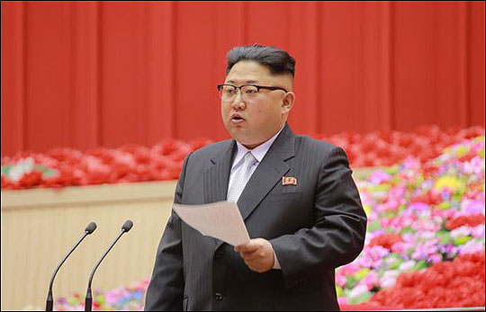 김정은 북한 노동당 위원장이 지난해 12월 25일 평양체육관에서 진행된 제1차 전당(전국 노동당)초급당위원장 대회에 참석해 폐회사를 하고 있는 모습. 조선중앙통신 화면캡처.
