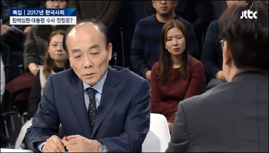 JTBC 신년토론에 출연한 전원책 변호사가 태도 논란에 휩싸였다. JTBC 방송 캡처.