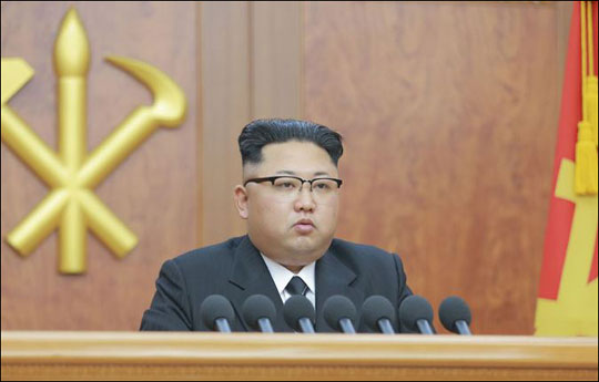 김정은 북한 노동당 위원장이 1일 오후 신년사를 발표하고 있는 모습. 조선중앙통신 캡처.