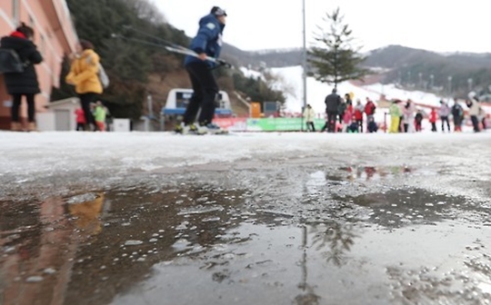 전국적으로 포근한 날씨가 이어지면서 지난 5일 수도권의 한 스키장 슬로프 끝 눈이 녹아 내렸다. ⓒ연합뉴스