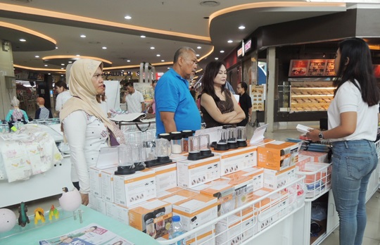 롯데마트가 인도네시아 현지에서 청년 창업 기업들의 상품을 소개하는 판촉전을 개최한다. ⓒ롯데마트