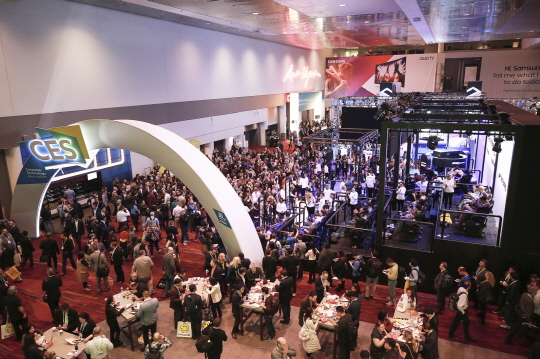 5일(현지시간) 개막한 세계 최대 가전전시회 'CES 2017' 열린 미국 라스베이거스 컨벤션센터 센트럴홀에 관람객들이 북적이고 있다.ⓒ삼성전자