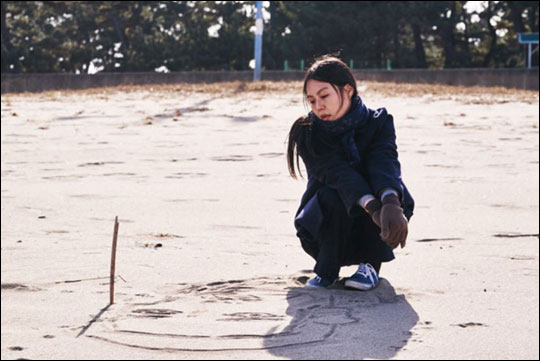 배우 김민희가 주연한 홍상수 감독의 신작 '밤의 해변에서 혼자'가 다음달 9일 개막하는 제67회 베를린 국제영화제 경쟁부문에 공식 초청됐다고 해외 배급사 와인컷이 10일 밝혔다.ⓒ화인컷