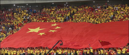 시진핑(64) 국가주석의 ‘축구 굴기’ 기치 아래 최근 천문학적인 금액을 들여 대형 스타들을 슈퍼리그로 불러들이고 있는 중국 축구계는 이번 결정을 매우 환영하고 있다. ⓒ 데일리안DB