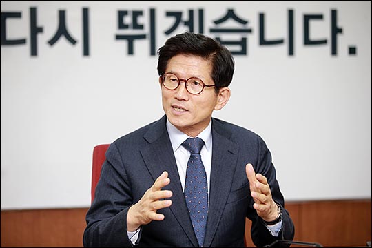 김문수 새누리당 비대위원은 10일 데일리안과 인터뷰에서 "지금의 혼란은 헌법의 문제가 아닌 정치의 리더십 문제"라고 말했다.ⓒ데일리안