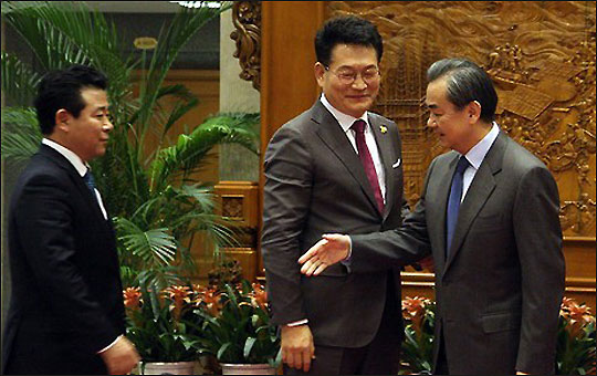 왕이 중국 외교부장(오른쪽)이 4일 베이징 외교부 감람청에서 송영길 의원(가운데)등 민주당 의원 7명을 만나 사드 문제 등을 논의했다.ⓒ연합뉴스