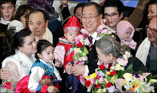 반기문 전 유엔사무총장이 12일 오후 인천국제공항을 통해 귀국해 지지자들의 환영을 받고 있다. ⓒ데일리안 박항구 기자