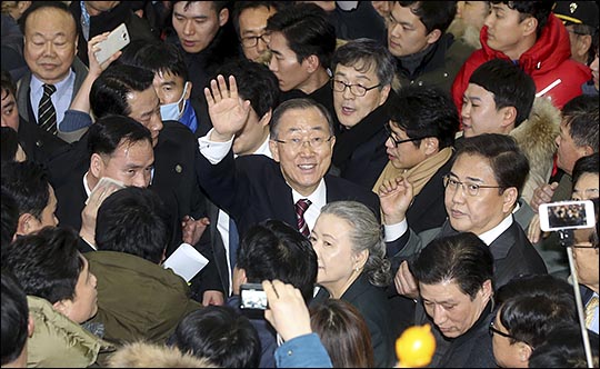 12일 오후 인천국제공항을 통해 귀국한 반기문 전 유엔사무총장이 공항철도를 이용 서울역에 도착해 시민들에게 인사를 하고 있다.ⓒ사진공동취재단