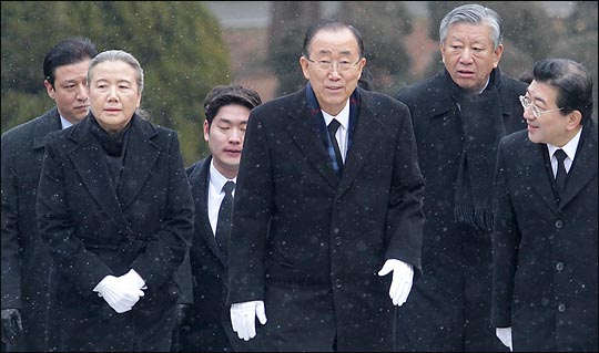 반기문 전 UN 사무총장이 13일 서울 동작구 국립서울현충원 박정희 전 대통령 묘역을 찾아 참배하고 있다. ⓒ데일리안 박항구 기자