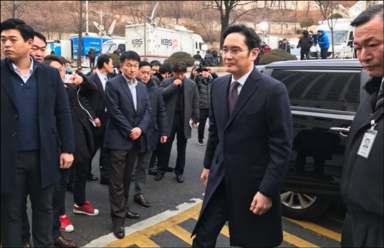 이재용 삼성전자 부회장이 18일 영장실질심사를 받기위해 서울중앙지법에 입장하고 있다. ⓒ데일리안 한성안 기자 
