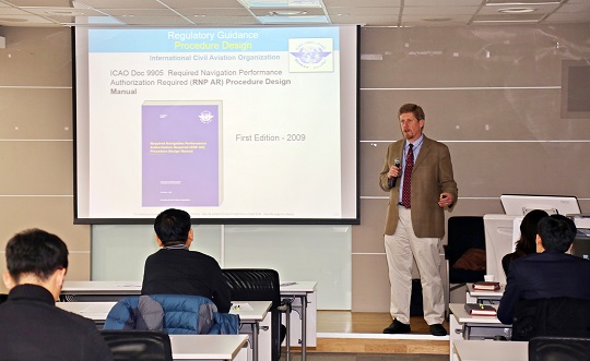 보잉사의 롭 루트(Rob Root) RNP(Requied Navigation Performance) 프로젝트 매니저가 지난 16일 한국공항공사 항공보안교육센터 교육장에서 제주항공 직원들을 대상으로 PBN교육을 실시하고 있다.ⓒ제주항공