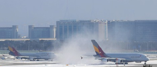 폭설이 내린 20일 인천국제공항 활주로에서 아시아나항공 비행기가 눈보라를 일으키며 이동하고 있다.ⓒ연합뉴스