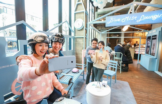 소비자들이 서울 홍대 커피스미스 '2017 갤럭시 A 라운징’에 마련된 미디어월에서 2017년형 ‘갤럭시 A5’의 카메라성능을 비교 체험하고 있다.ⓒ삼성전자