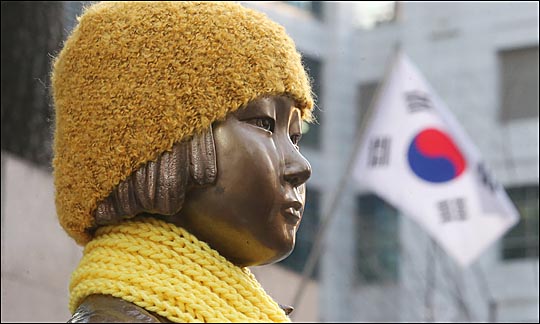 서울 종로구 중학동에 자리한 '평화의 소녀상'이 주한일본대사관을 바라보고 있다. ⓒ데일리안