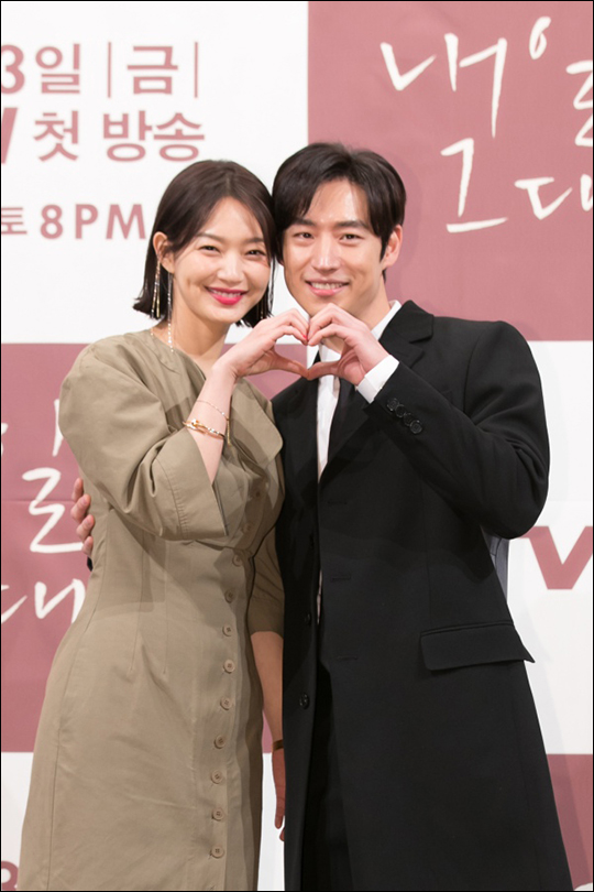 배우 신민아와 이제훈이 tvN 드라마 '내일 그대와' 제작발표회에서 포토타임을 갖고 있다. ⓒ CJ E&M