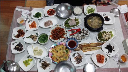 보성 ‘국일식당’의 반찬(1만5000원 하는 밥상에 반찬이 23가지나 된다).ⓒ조남대