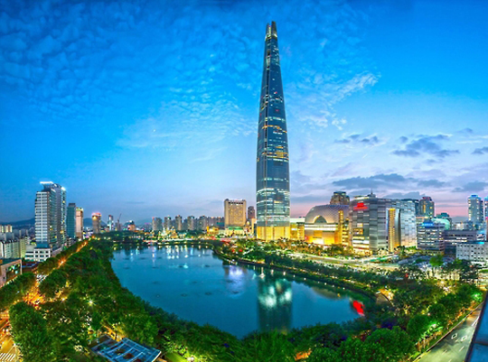 세계 5위이자 국내 최고층인 높이 555m로 지은 서울 송파구 잠실 '제2롯데월드'가 지난 9일 서울시로부터 사용 승인을 받았다.ⓒ롯데물산