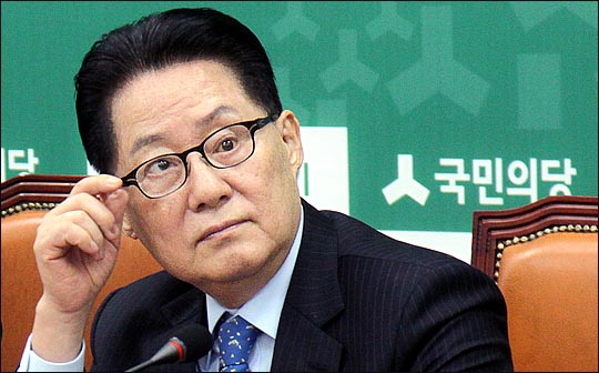 박지원 국민의당 대표가 2월 1일 국회에서 열린 최고위원회의에서 안경을 만지고 있다.  ⓒ데일리안 