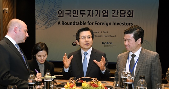 황교안 대통령 권한대행이 13일 서울 종로구 한 호텔에서 열린 외국인 투자기업 간담회에서 참석자들과 대화하고 있다. ⓒ국무총리실