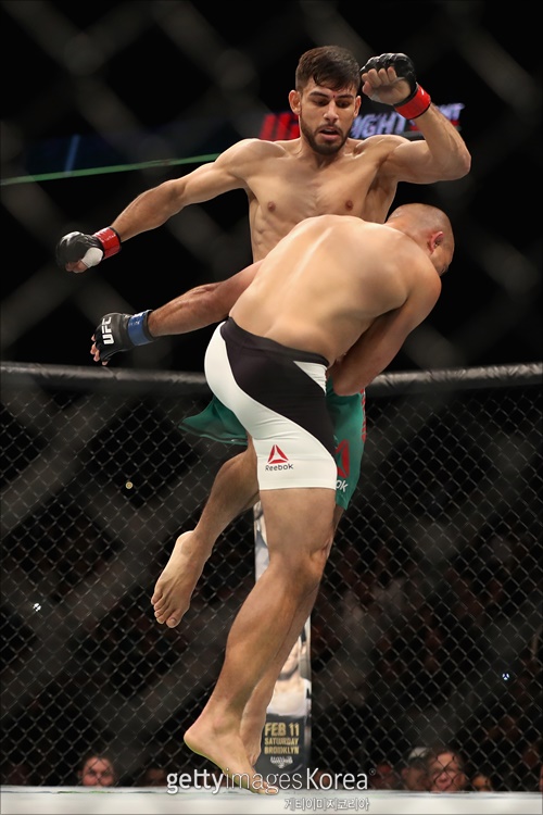 UFC 페더급 최정상급의 킥을 자랑하는 로드리게스는 태권도를 베이스로 한다. ⓒ 게티이미지