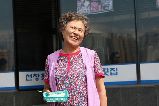 원로 배우 김지영이 19일 오전 폐암 투병 끝에 별세했다. 영화 '해운대' 스틸컷
