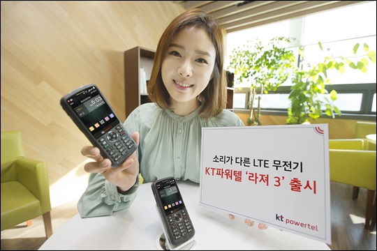KT파워텔이 20일 LTE 무전기 '라져 3'를 출시한다고 밝혔다. 모델이 라져3를 홍보하고 있다. ⓒKT파워텔
