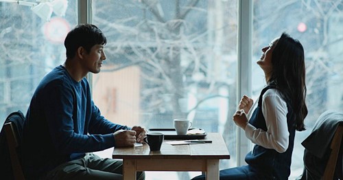 영화 ‘커피메이트’는 카페에서 우연히 커피메이트가 된 두 남녀가 서로의 비밀을 털어놓으며 정신적으로 교감을 나누는 작품이다.ⓒ 영화 스틸