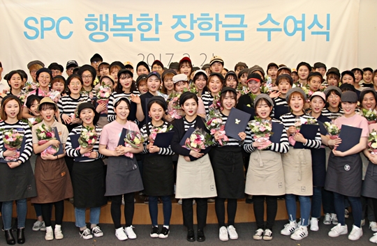 SPC그룹은 21일 서울 신대방동 SPC미래창조원 SPC홀에서 '제11회 SPC행복한장학금' 수여식을 열었다.ⓒSPC