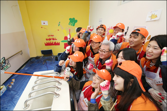 김준 SK이노베이션 총괄 사장(가운데)과 신입사원들이 22일 서울 종로구 경운학교에서 벽화그리기 봉사활동을 진행한 뒤 기념촬영을 하고 있다.ⓒSK이노베이션